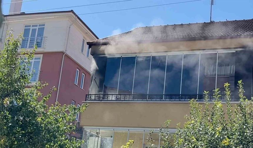 Balkon yangını paniğe neden oldu