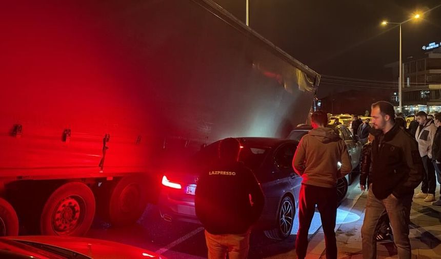 Tırın kafasından ayrılan dorse yola devrildi: 3 araç kıl payı kurtuldu