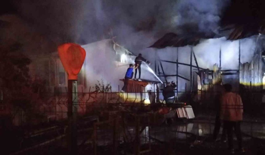 Korkutan yangın: Samanlıkta başlayan alevler eve sıçradı