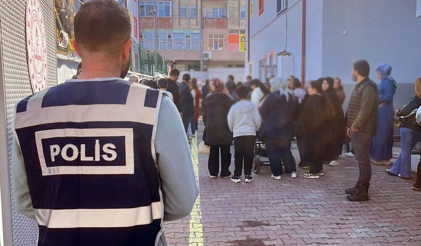 Öğrenciler derste, emniyet nöbette