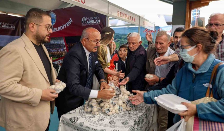 Vatandaşlara Taşköprü sarımsağı dağıtıldı