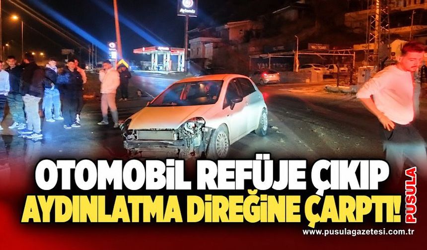 Otomobil refüje çıkıp aydınlatma direğine çarptı!
