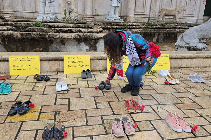'Anneler Günü'nde, parka ayakkabıları dizip, Filistin'deki anne ve çocuk ölümlerine dikkat çekti