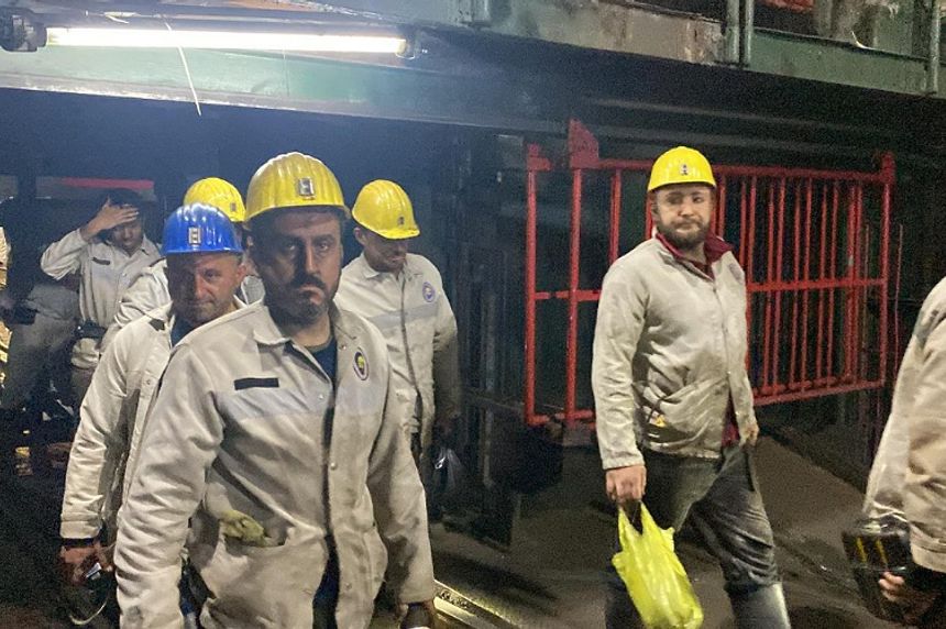 Yerin metrelerce altında çalışan işçiler kısa sürede madeni tahliye etti