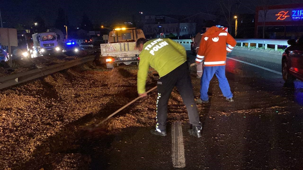 Devrilen Tırdan Yola Dökülen Talaşı Polis Temizledi - Zonguldak Pusula ...