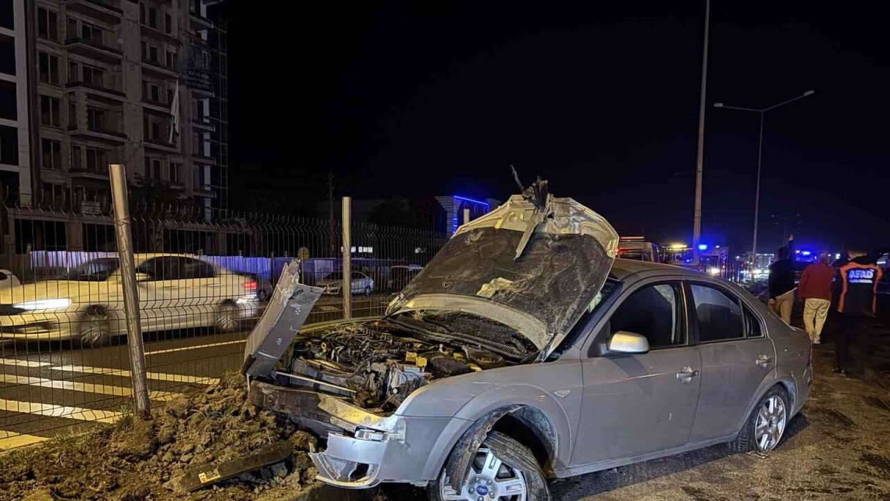 Alkollü sürücü elektrik direğine çarptı: 1 yaralı