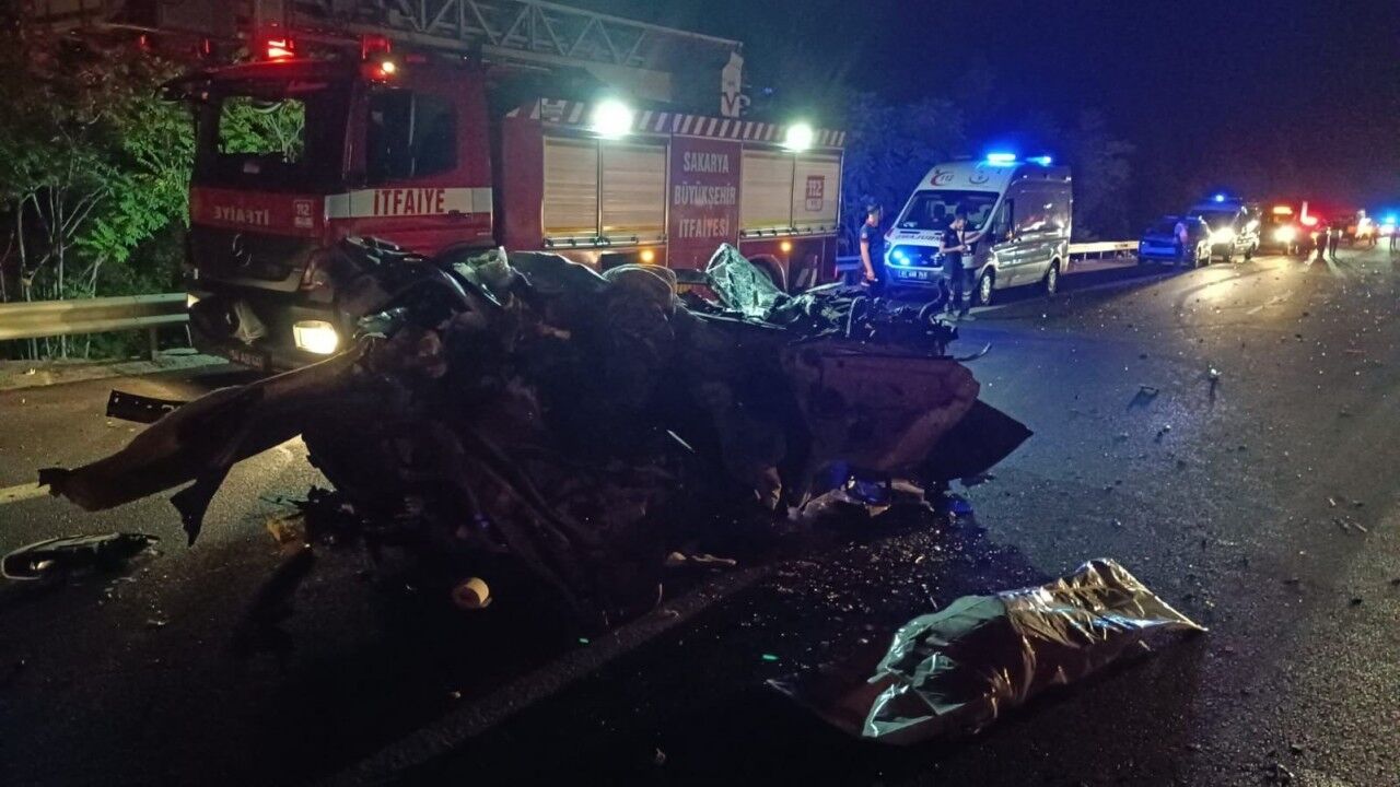 Feci kaza, araçtan geriye hurda yığını kaldı: 1 ölü, 1 yaralı
