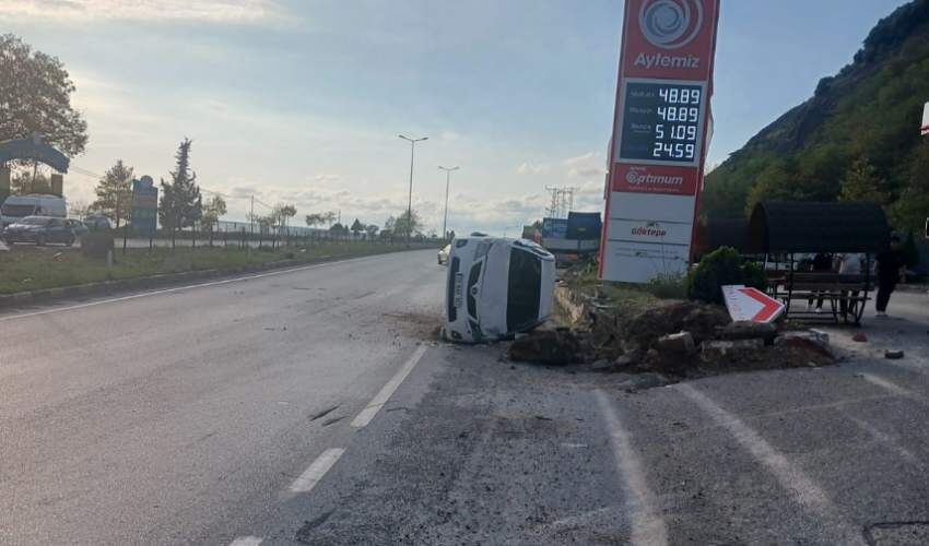 Reklam panosuna çarparak devrildi