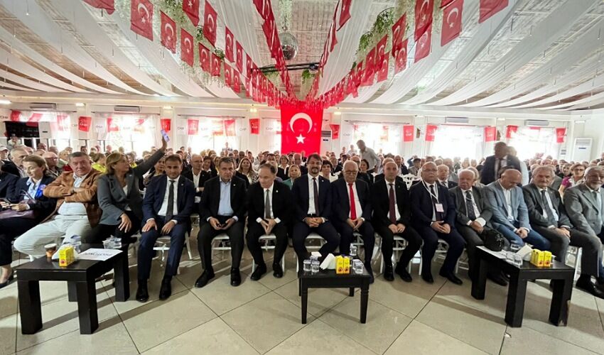 CHP Ereğli'de Zerrin Yılmaz Erdoğan, 4 erkek rakibini yenerek Başkan seçildi