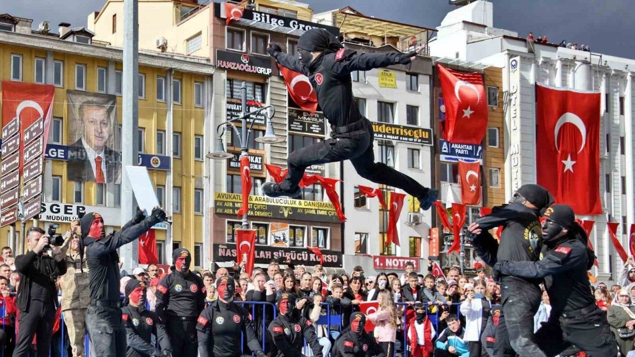 Dövüş sanatlarındaki hünerlerini sergileyen jandarma komandolar nefes kesti