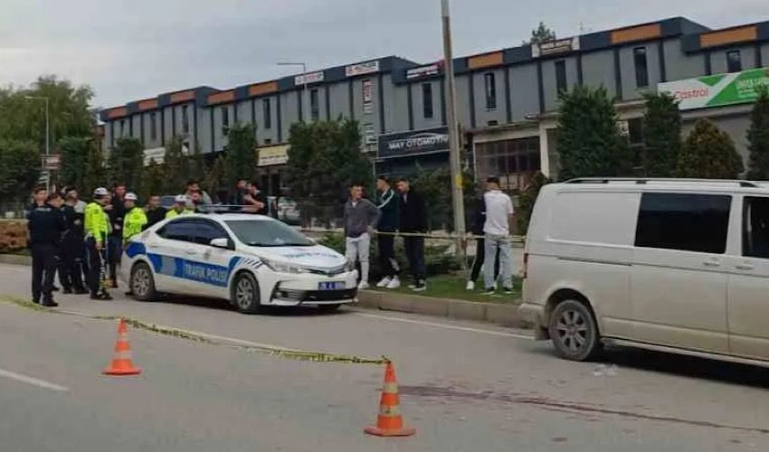 Kamyonete çarpıp devrilen motosikletin sürücüsü yaşamını yitirdi