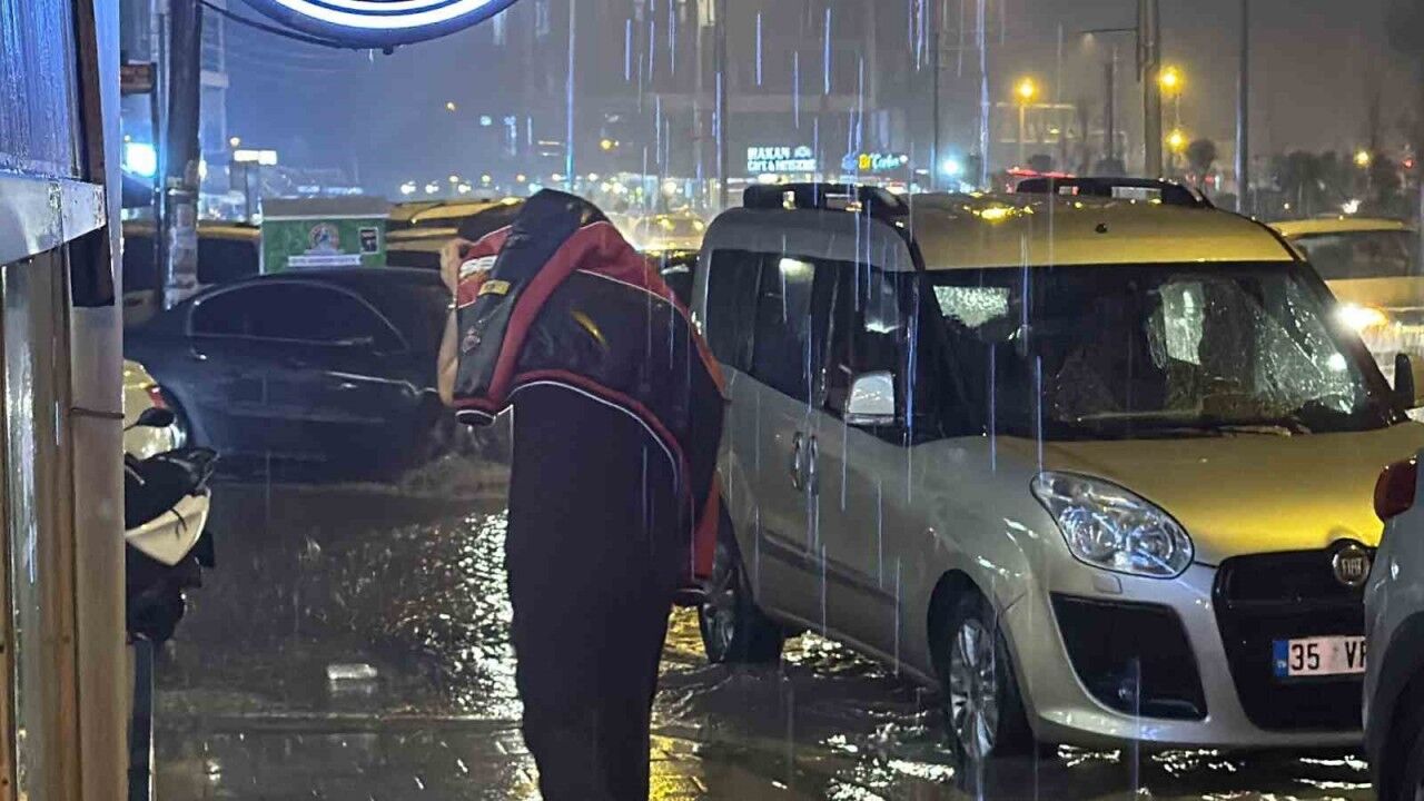 Şiddetli yağış sokakları göle çevirdi