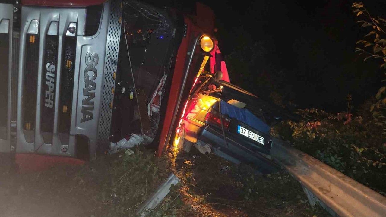Tır otomobilin üzerine devrildi: 2 yaralı