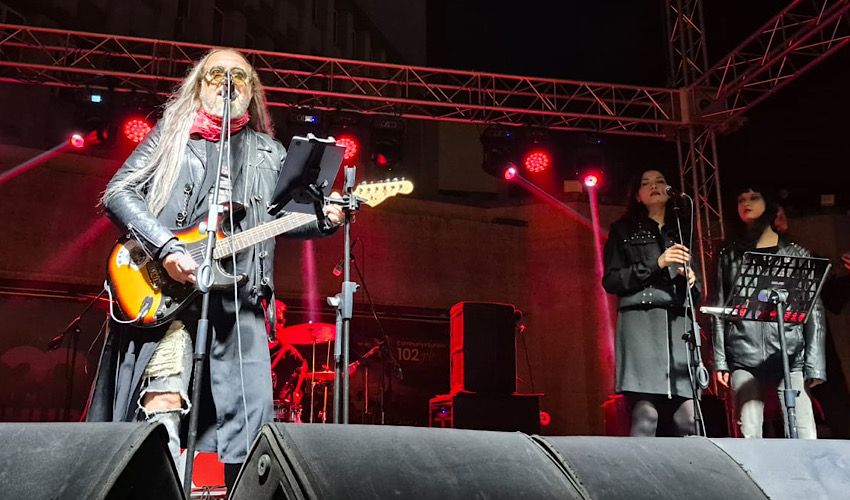 Zonguldak'ta Cumhuriyet Bayramı konserinde Valilik önü doldu, taştı