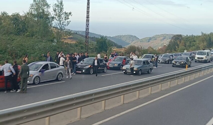 Zonguldak'ta düğün magandaları yolu kapattı: Trafikte kriz!