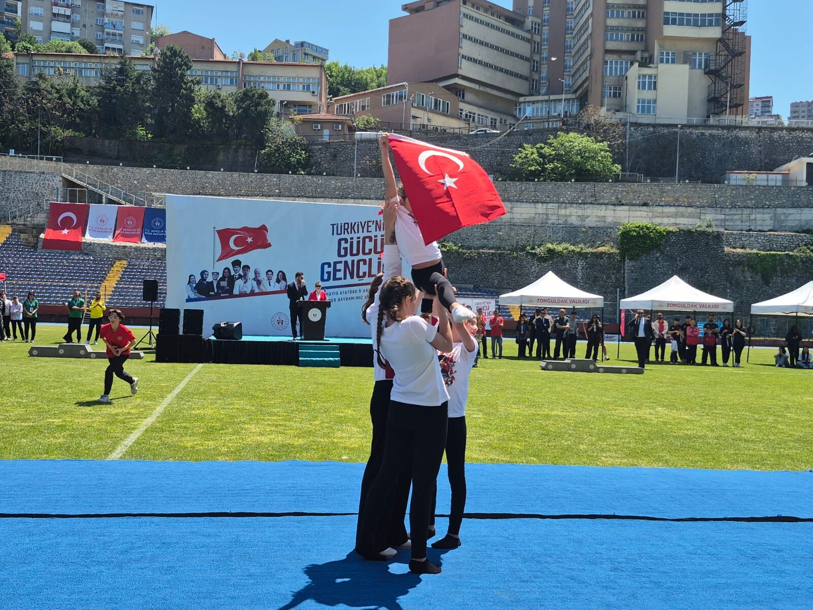 Kemal Köksal Stadyumu’nda Tribünler Boştu, Etkinlikler Muhteşemdi 2