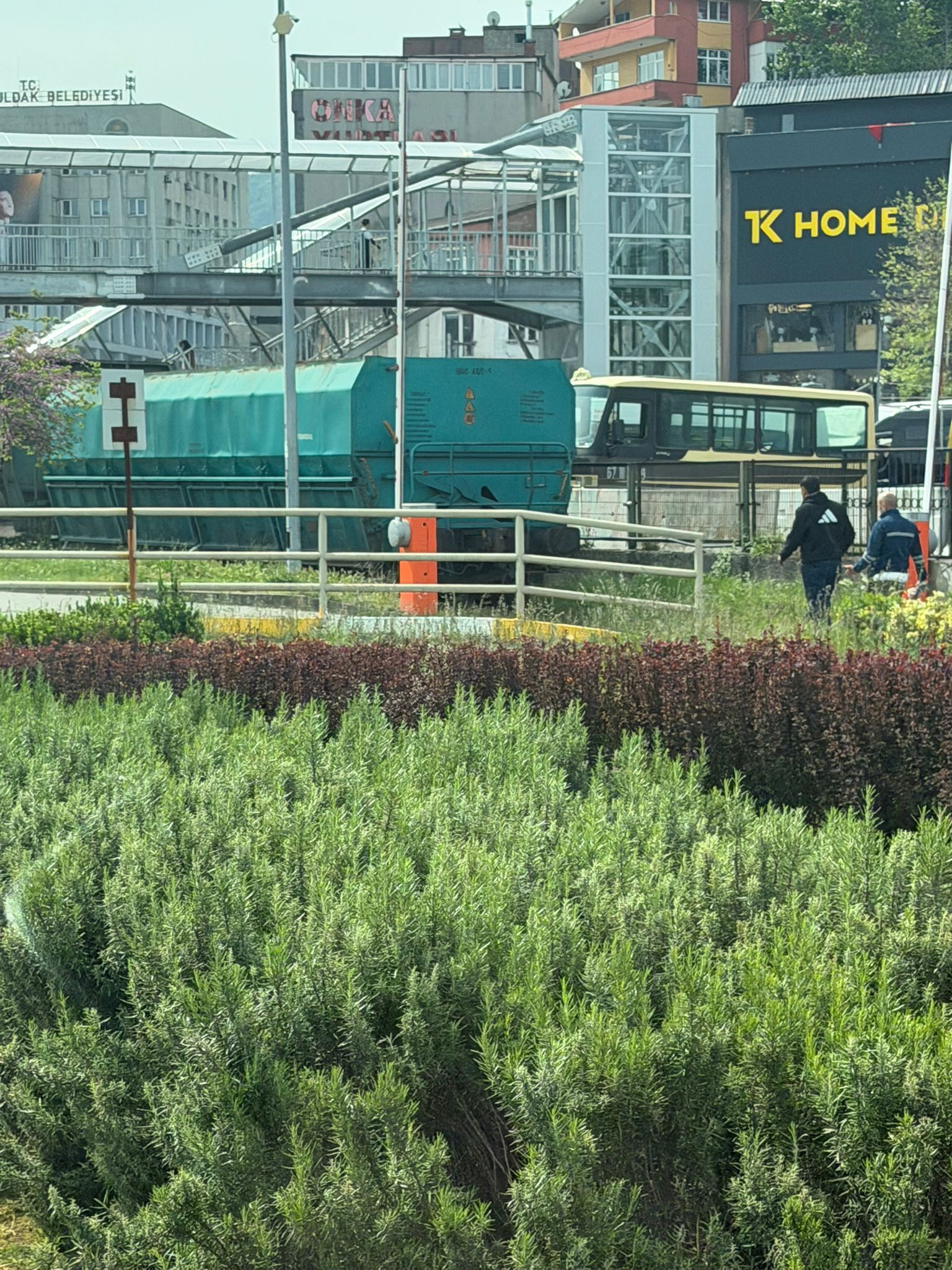 Polis Aracına Çarptı