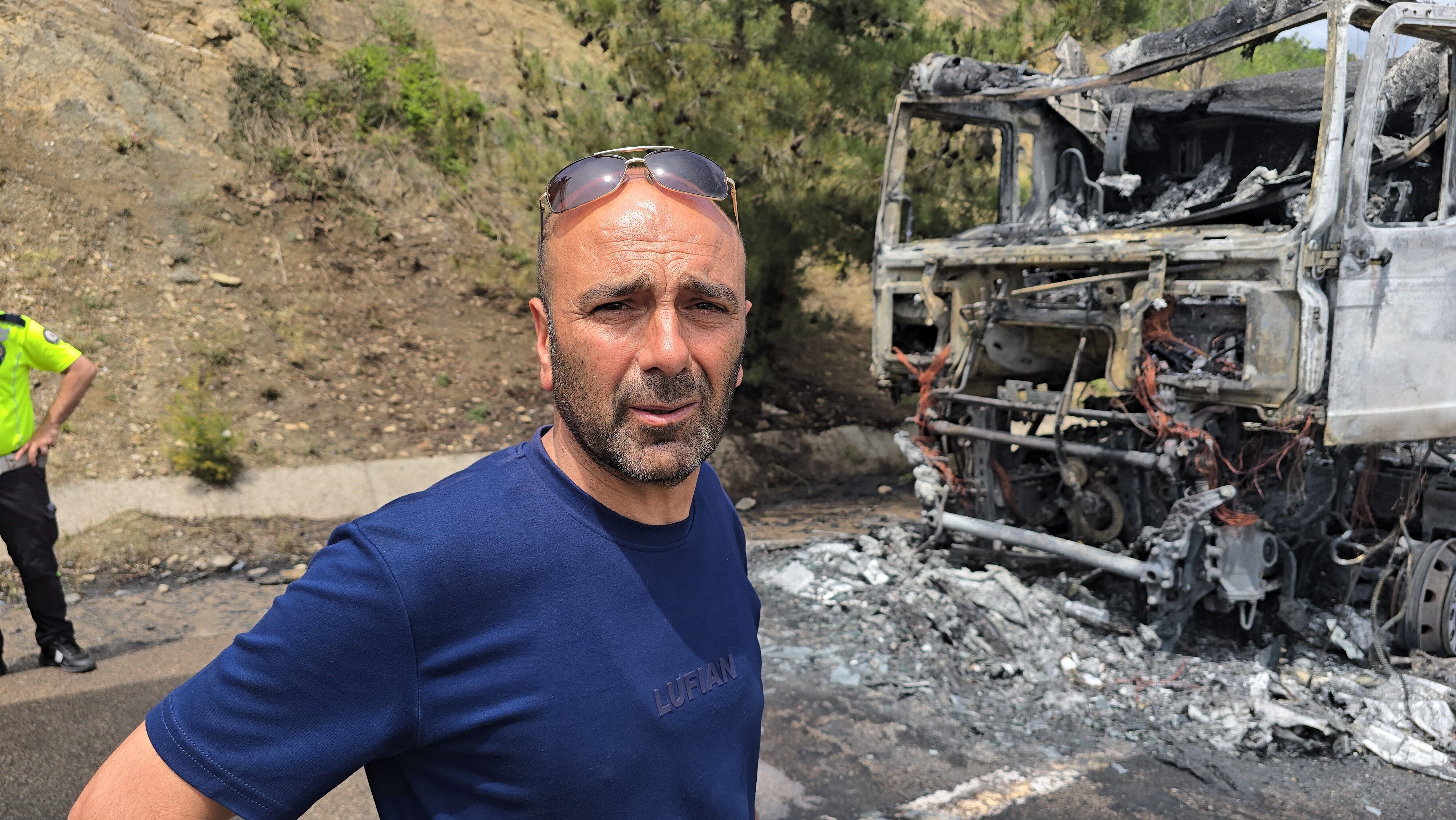 Cam madeni yüklü tır seyir halindeyken alev topuna döndü: Sürücü son anda kurtuldu
