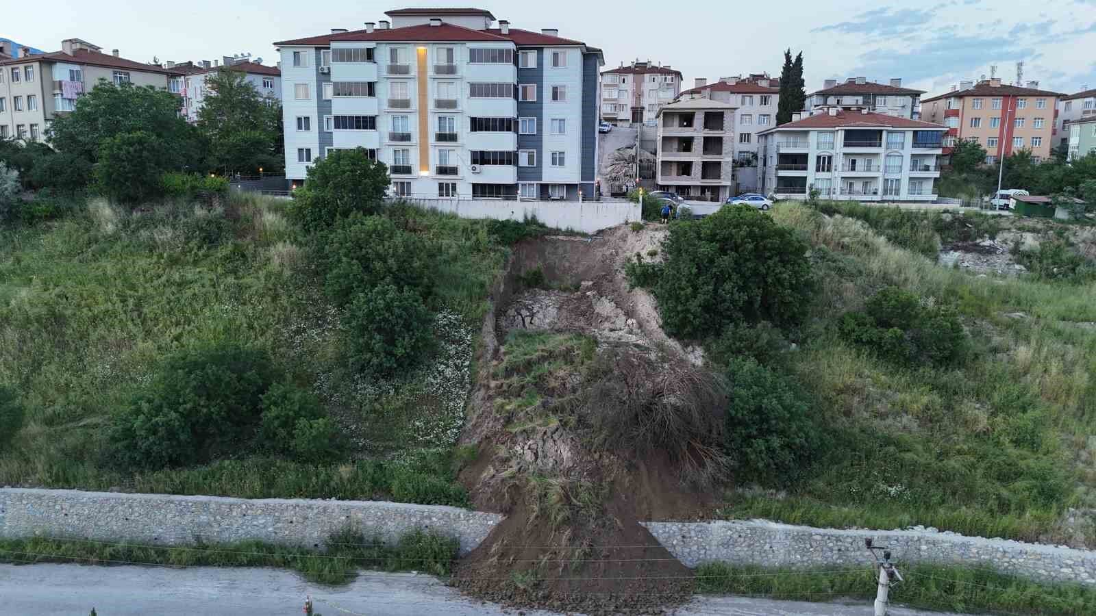 Heyelan tehlikesi: Toprak kütlesi yola indi