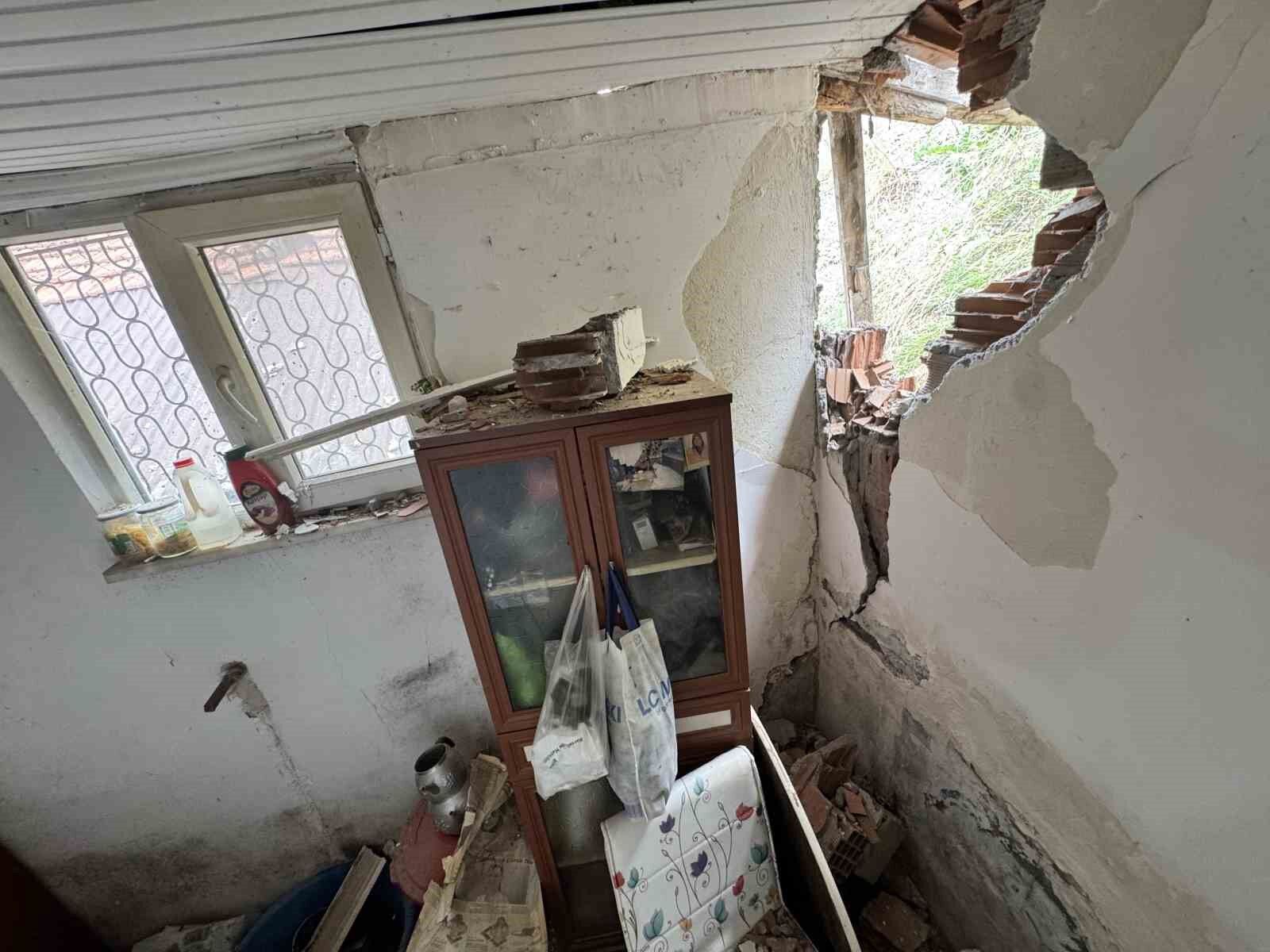 Heyelanda kaya parçalarının isabet ettiği ev hasar gördü