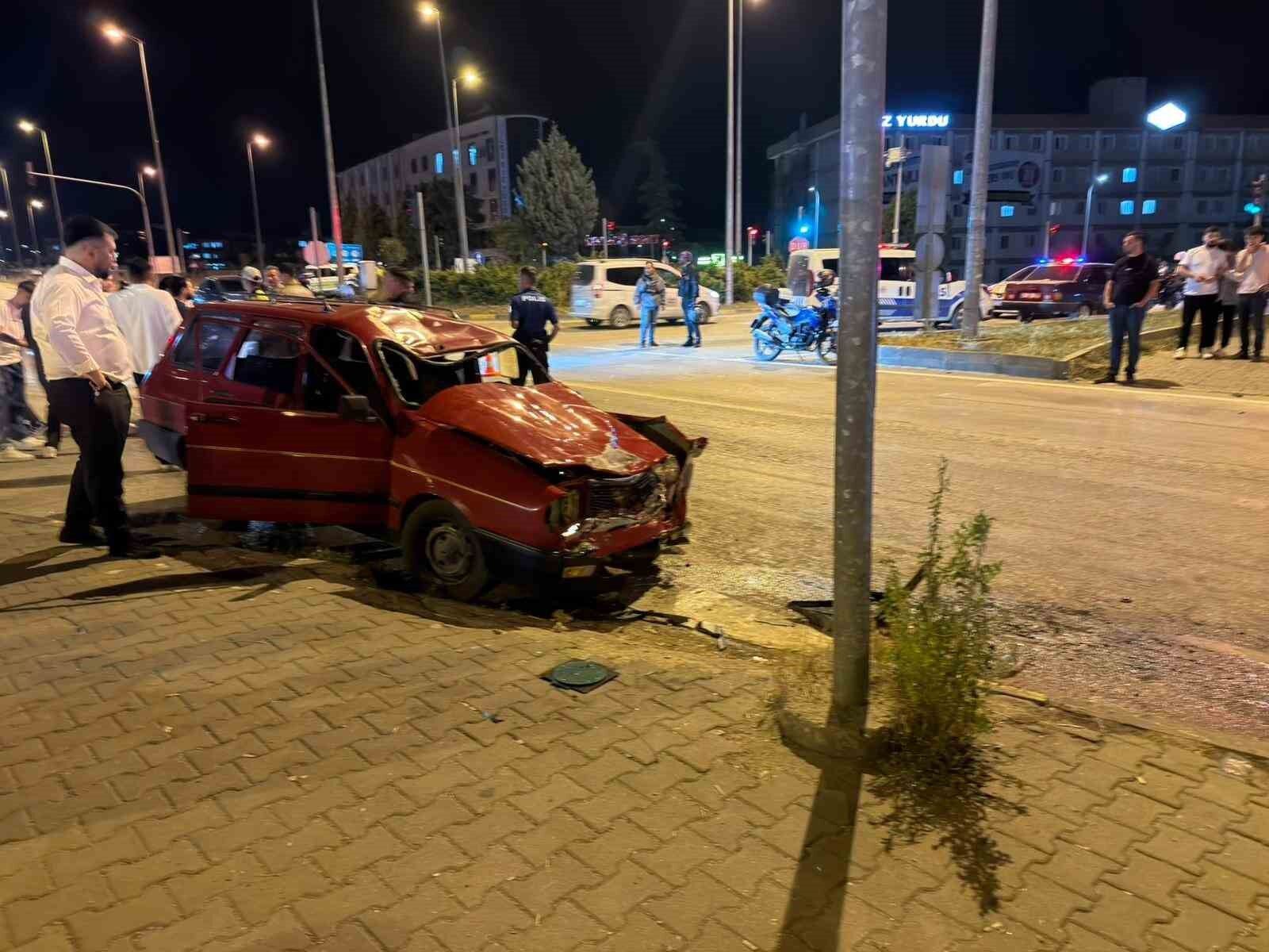 Kırmızı ışıkta d*hşet: Genç motosikletli 36,5 metre sürüklendi