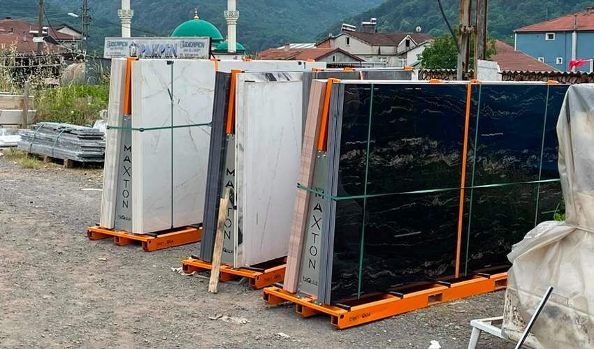 Mermer blokların arasında kalan işçi ağır yaralandı