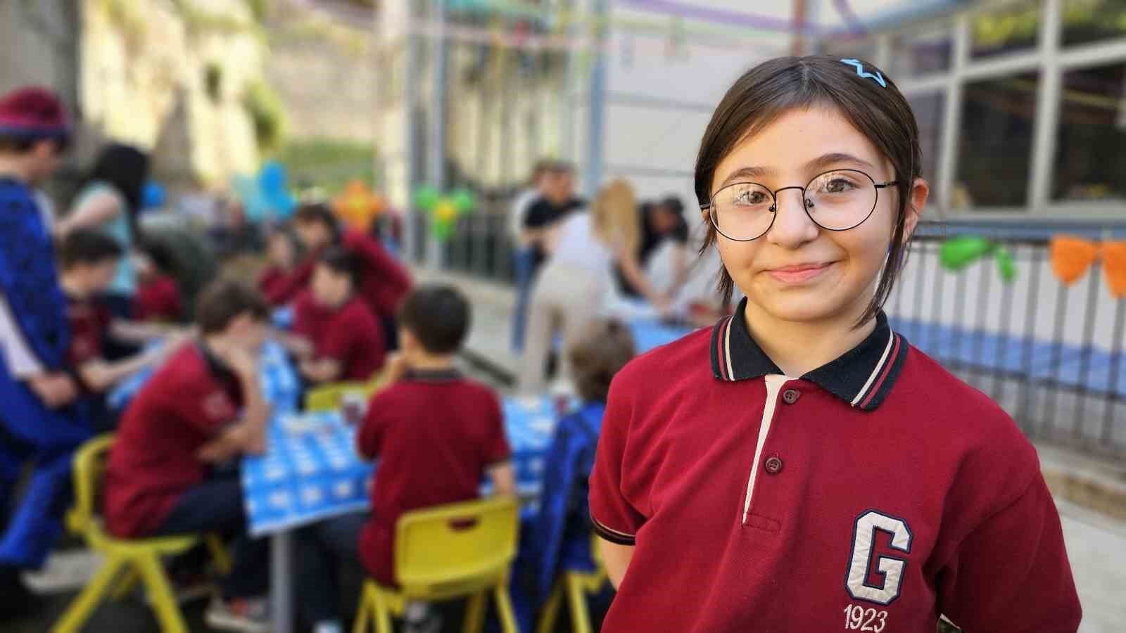 Ortaokul öğrencisi Duru Özdemir, hobisini yaşıtlarına öğretiyor