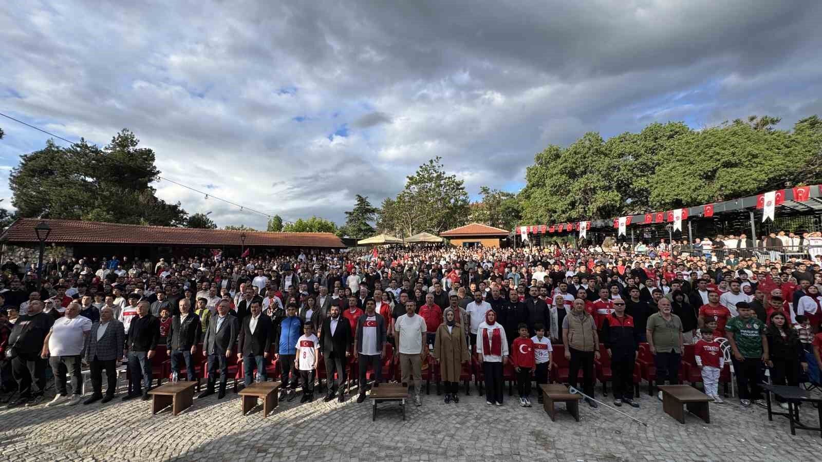 Vatandaşlar milli maç heyecanını dev ekranda yaşadı