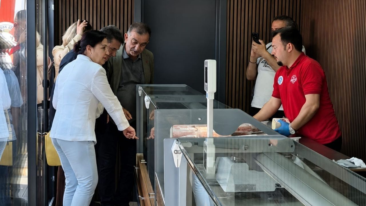 Tahsin Erdem'in eşi Hande Erdem Halk Et'in açılışında alışveriş yaptı