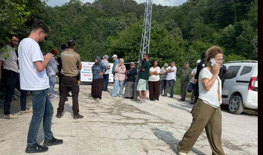Gürültü ve tozdan bıkan mahalleli yolu kapattı