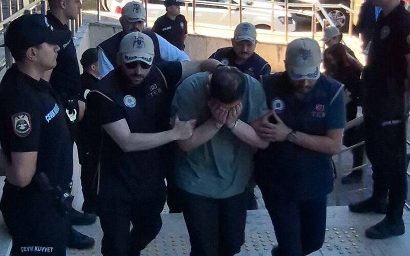 'Kafalarını eğmenize gerek yok, kimseyi öldürmediler' dedi: Tutuklandılar