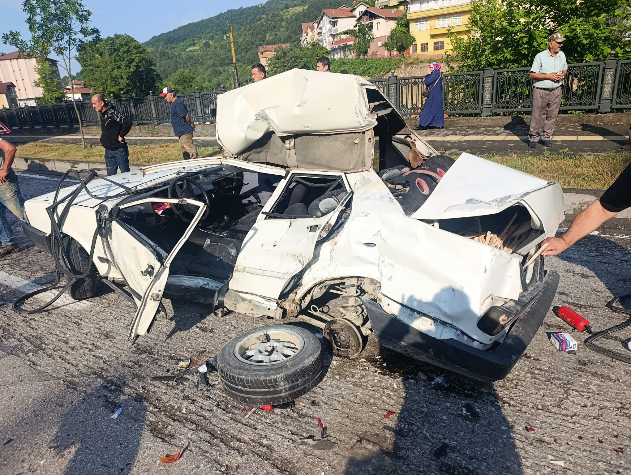 Zonguldak-Ankara yolunda feci kaza: Otomobil temizlik aracına çarptı