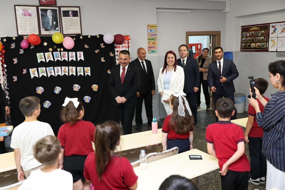 Vali̇ Osman Hacibektaşoğlu, Öğrenci̇leri̇n Karne Heyecanina Ortak Oldu 1