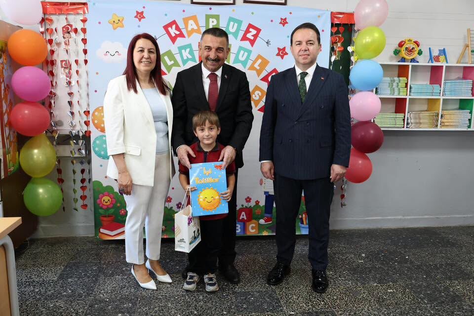 Vali̇ Osman Hacibektaşoğlu, Öğrenci̇leri̇n Karne Heyecanina Ortak Oldu 3