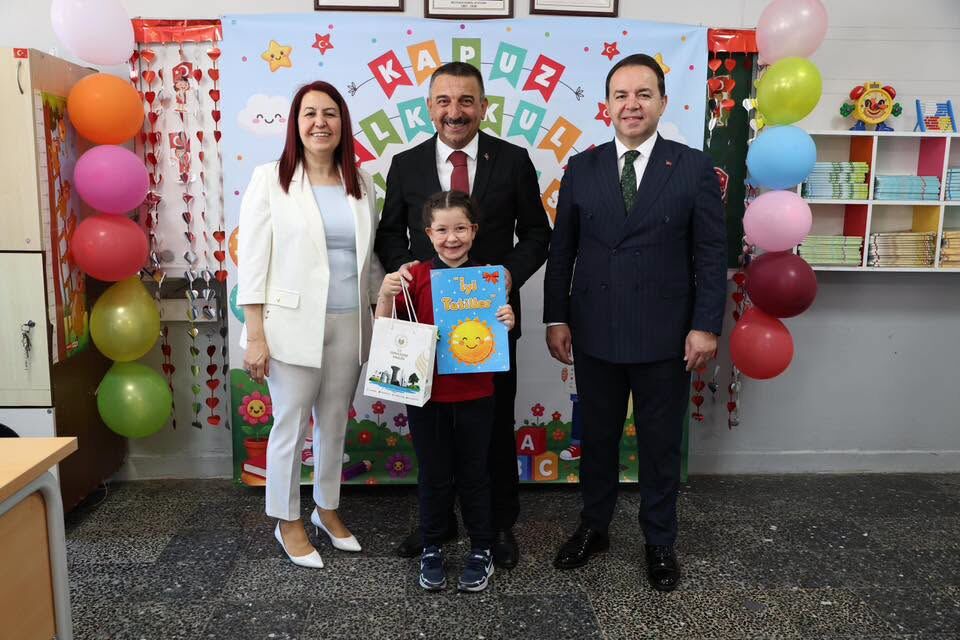 Vali̇ Osman Hacibektaşoğlu, Öğrenci̇leri̇n Karne Heyecanina Ortak Oldu 4