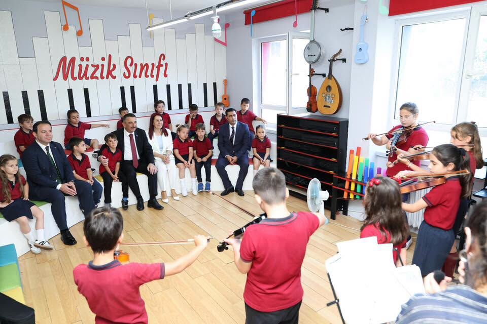 Vali̇ Osman Hacibektaşoğlu, Öğrenci̇leri̇n Karne Heyecanina Ortak Oldu 5