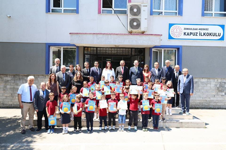Vali̇ Osman Hacibektaşoğlu, Öğrenci̇leri̇n Karne Heyecanina Ortak Oldu 7
