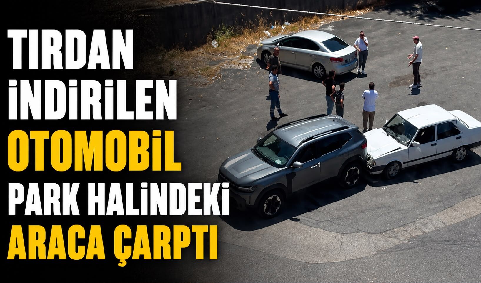 Tırdan indirilen otomobil park halindeki araca çarptı