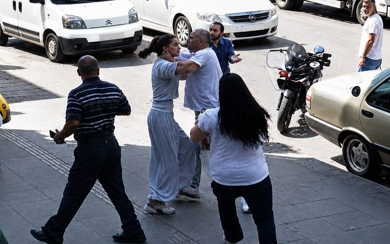 Kadın motosiklet sürücüsünü darp eden şahsın ehliyetine el konuldu, gözaltına alındı