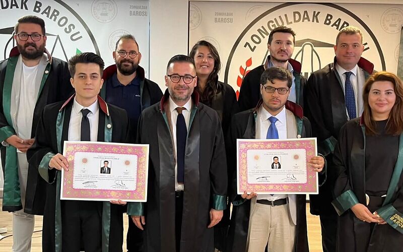 Yeni avukatlar cübbe giydi, ruhsatlarını aldı