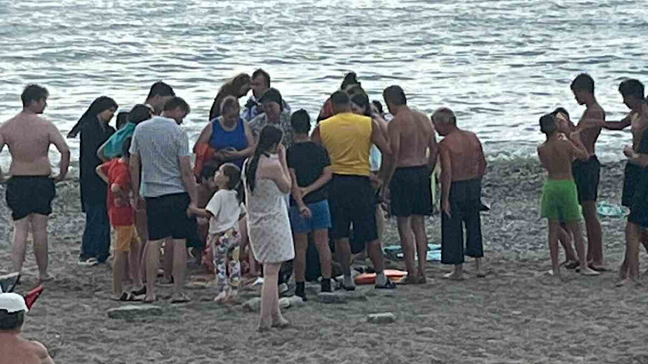 Filyos sahilinde korkutan anlar, kramp giren vatandaşı cankurtaranlar kurtardı
