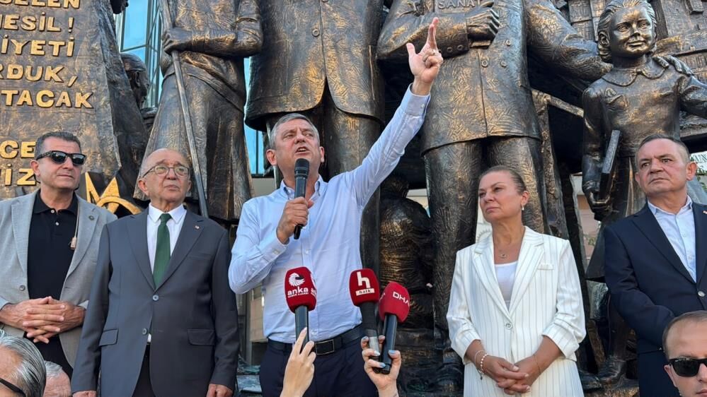 Özgür Özel'den 'dini değerleri aşağılayan' Deniz Göktaş'a destek