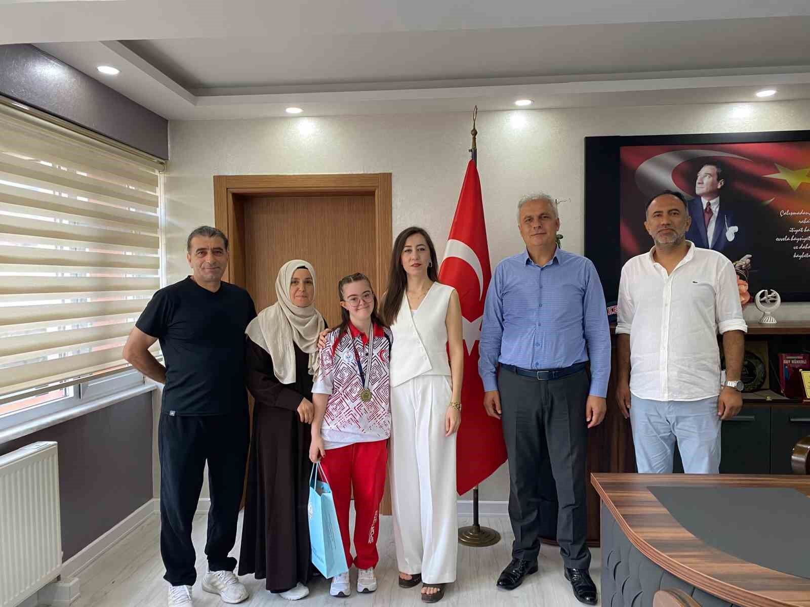 Dünya Üçüncüsü ve Türkiye Şampiyonu Zeynep Tuncay'dan İlçe Millî Eğitim Müdürlüğüne ziyaret