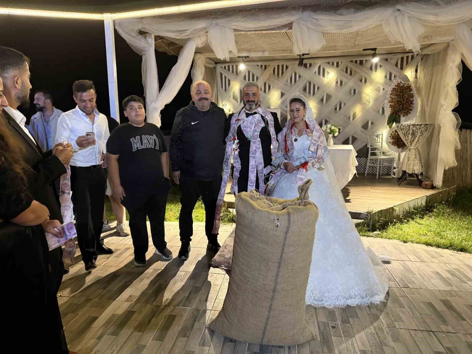 Düğünde altın yerine bir çuval fındık taktılar