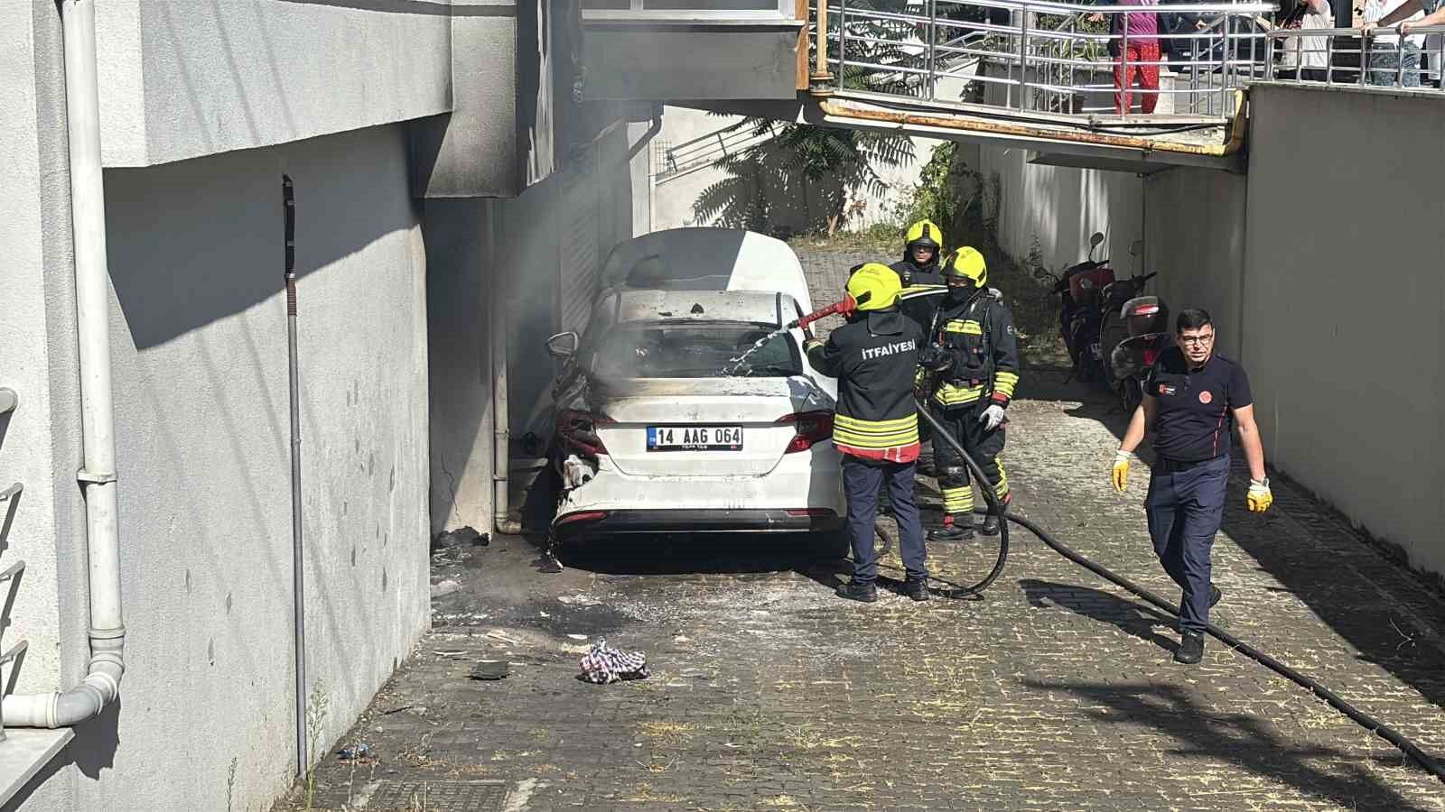 Garajda hava kompresörü yangın çıkarttı, otomobil ve apartman hasar aldı: 3 kişi dumandan etkilendi