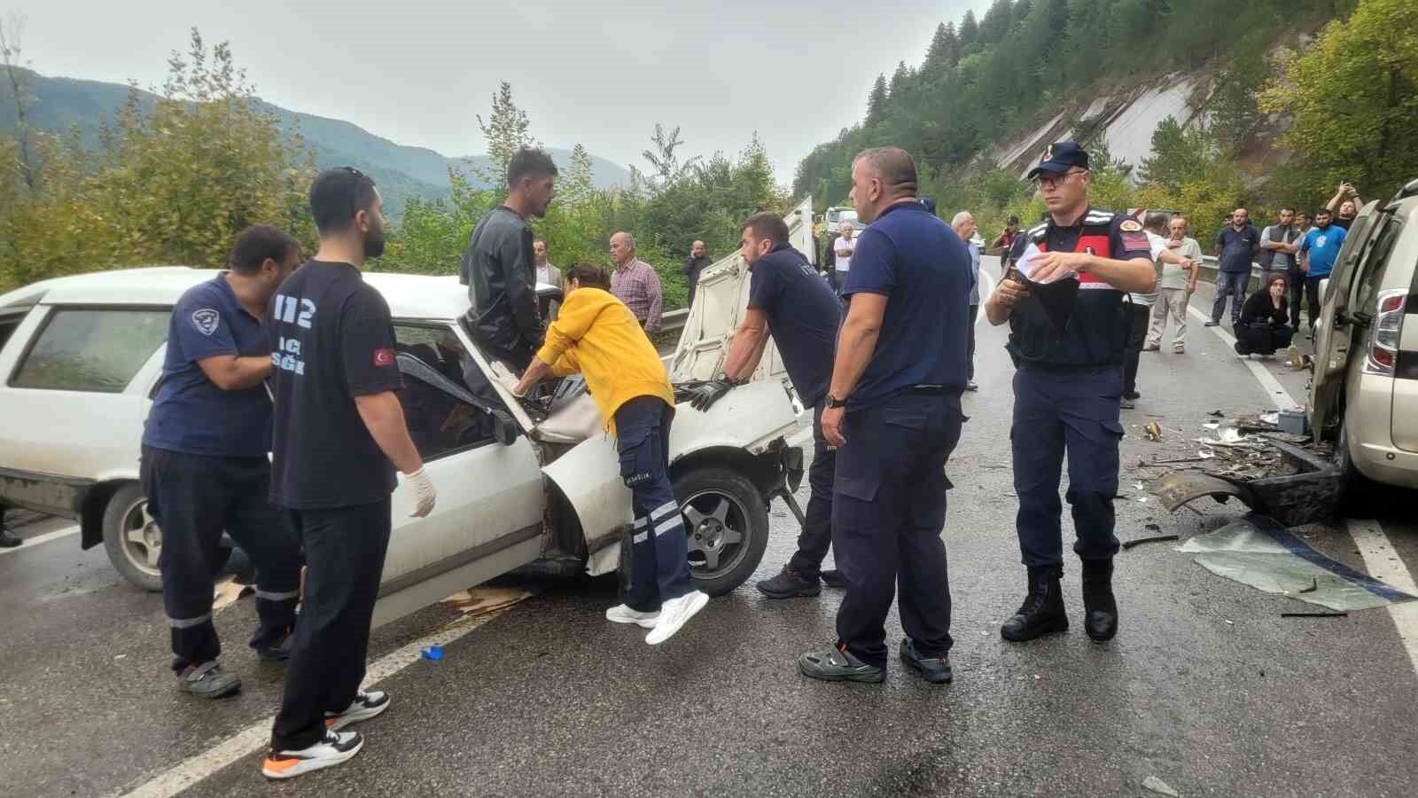 İki aracın çarpıştığı kazada 7 kişi yaralandı, aracın ön camına sıkışan vatandaşı itfaiye kurtardı