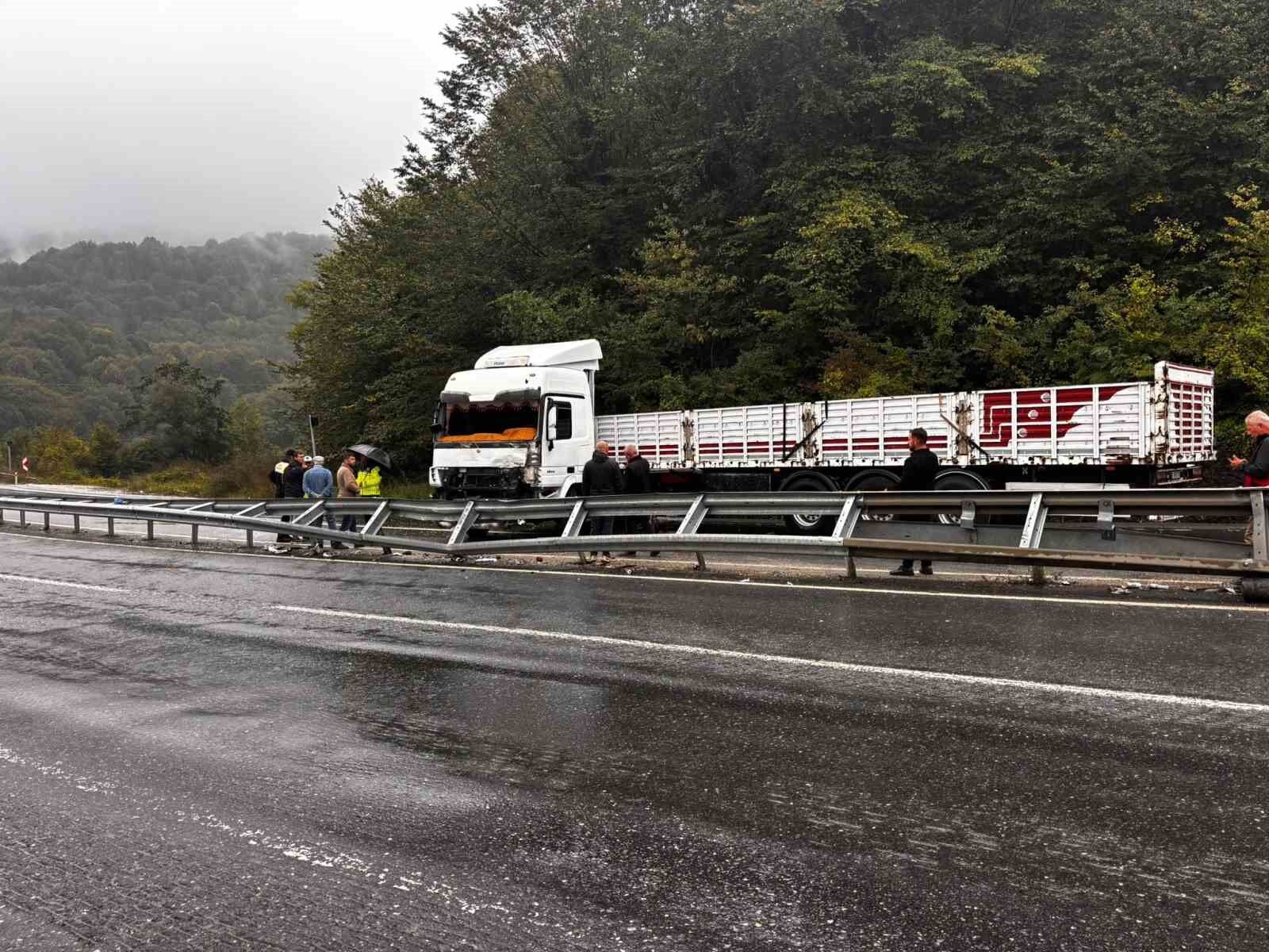 Karayolunda makaslayan tır yolu trafiğe kapattı