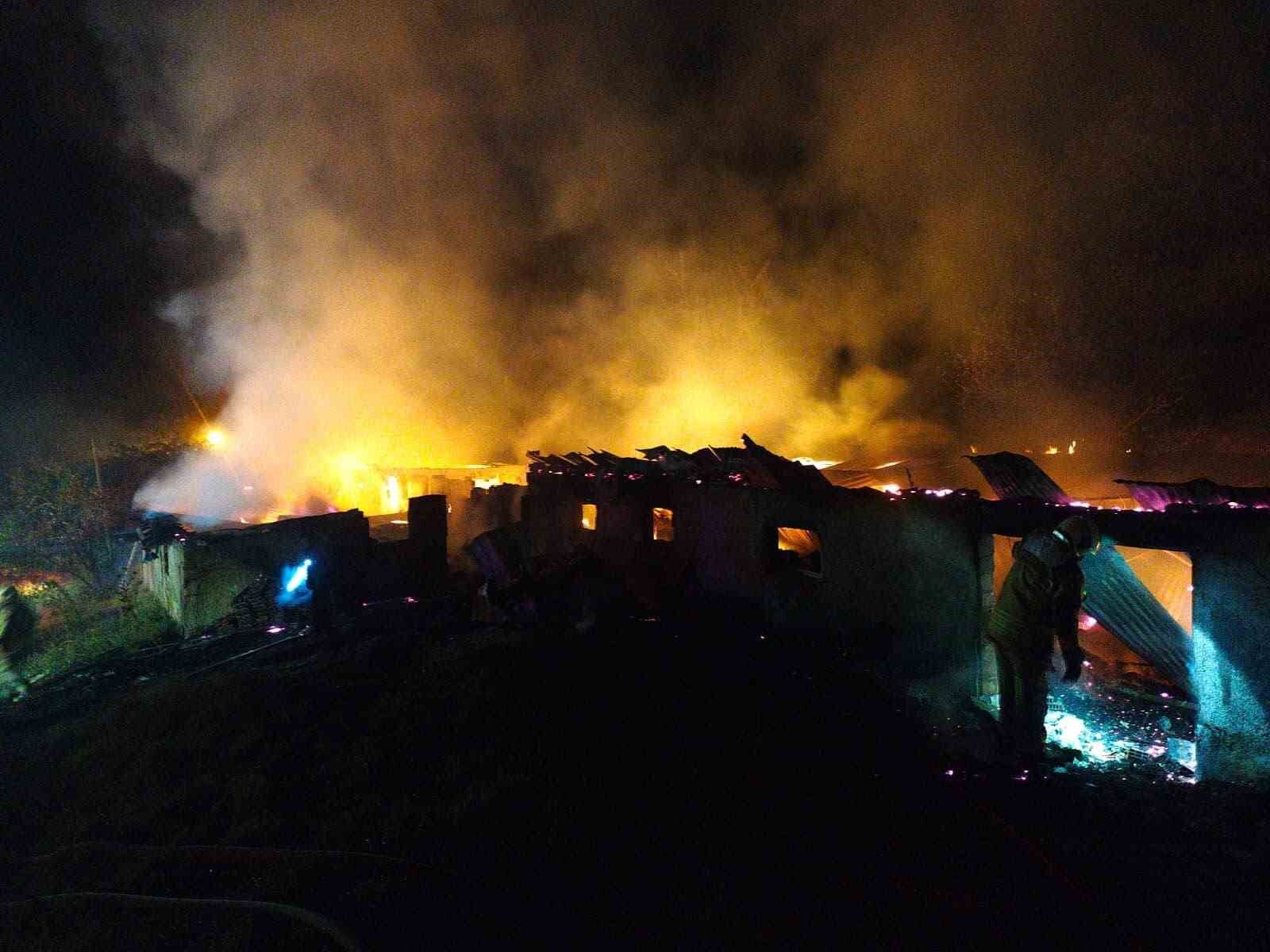 Saman dolu kümes alev alev yandı
