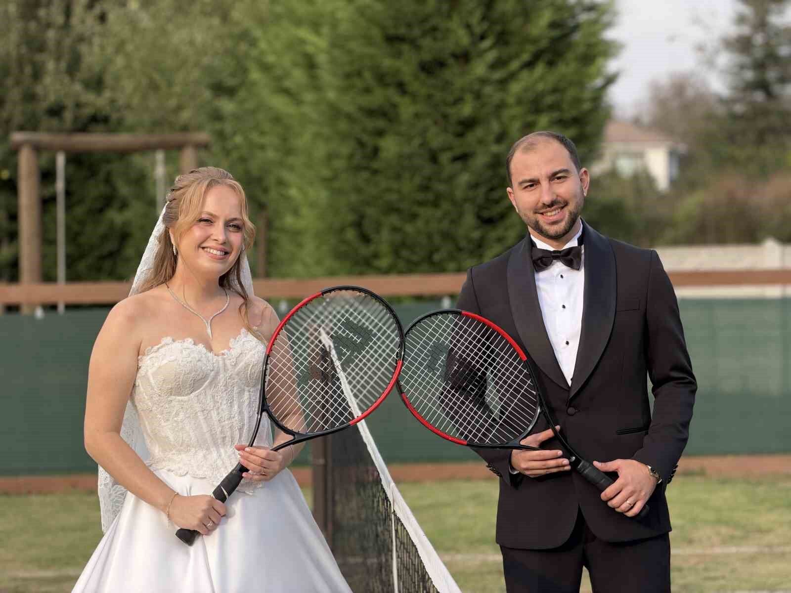 Tenis kortlu köyde gelinlik ve damatlıkla maç yaptılar