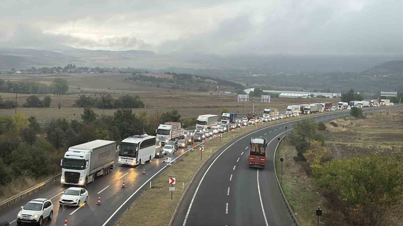 Yol çalışması trafiği tek yönlü durma noktasına getirdi